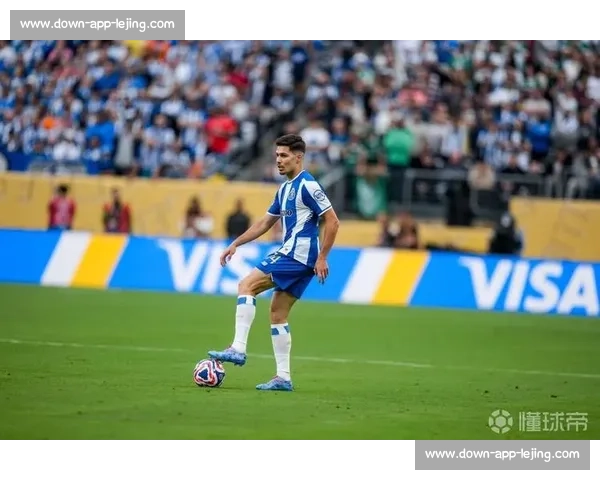 波尔图后卫莫拉：防守梅西是生涯殊荣，他用任意球诠释传奇