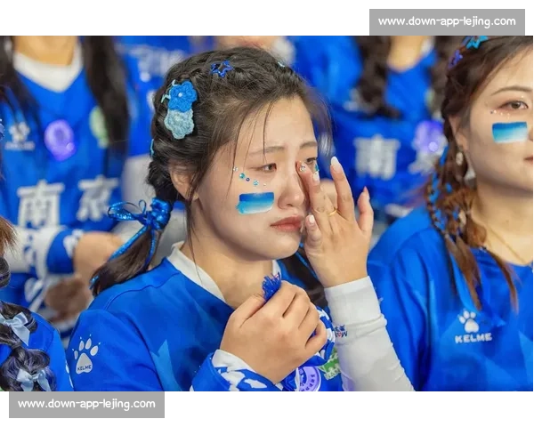 扔掉小马扎！跨省球迷夜奔 300 公里 “潜入” 苏超现场